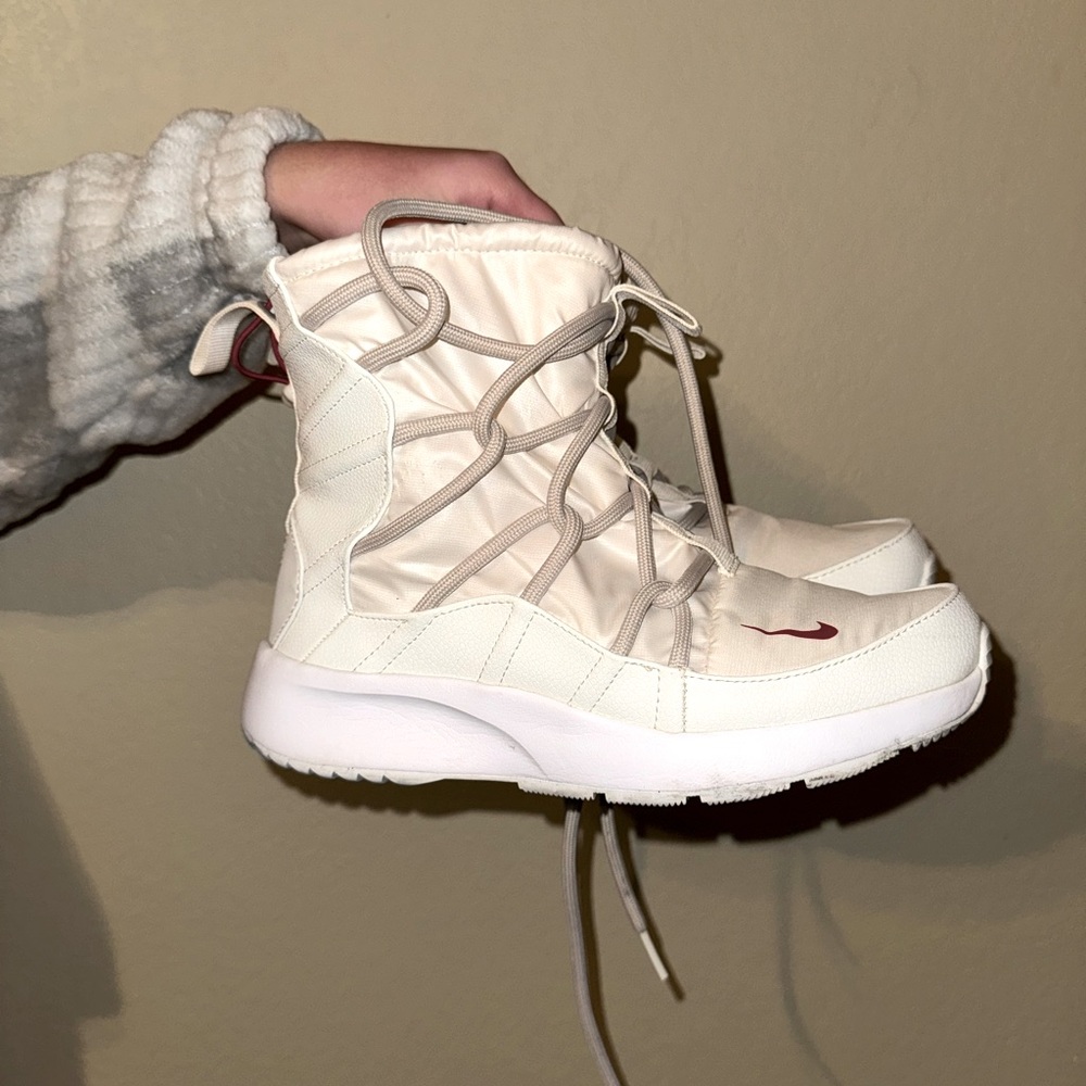 NIKE White Snow Boots. Size 7